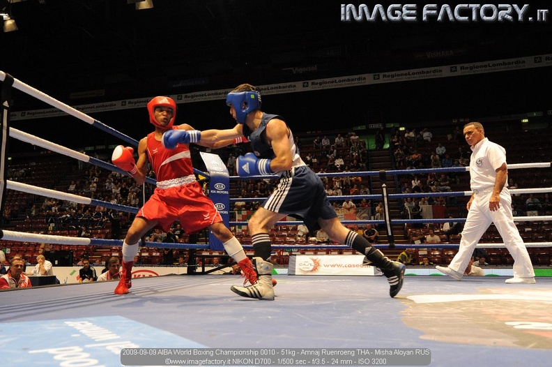 2009-09-09 AIBA World Boxing Championship 0010 - 51kg - Amnaj Ruenroeng THA - Misha Aloyan RUS.jpg